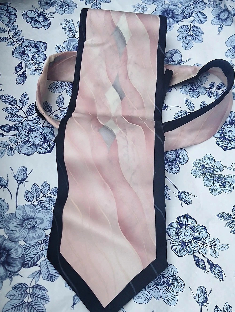 Stacy Adams Geometric Tie in Pink & Black..